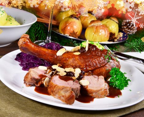 Gänsebraten mit weihnachtlicher Dekoration