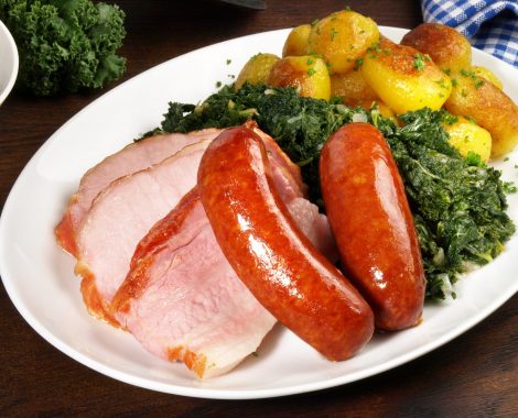 Grünkohl Gericht mit Kassler, Speck und Kartoffeln