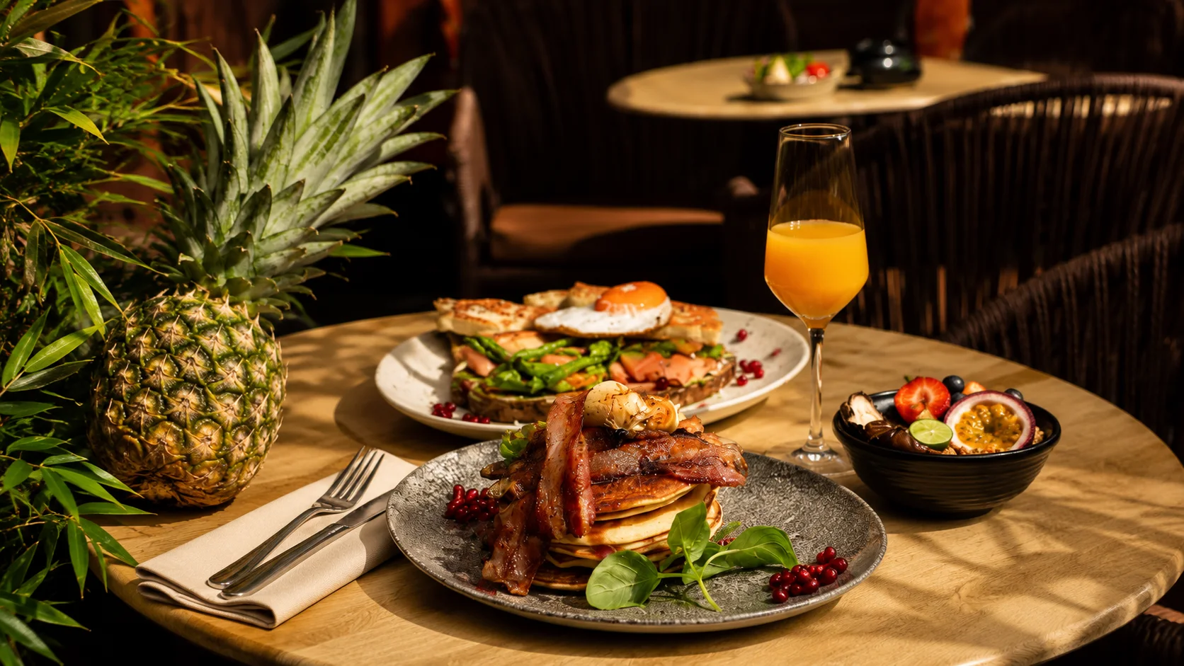 Pancakes mit Bacon, Ei und Orangensaft