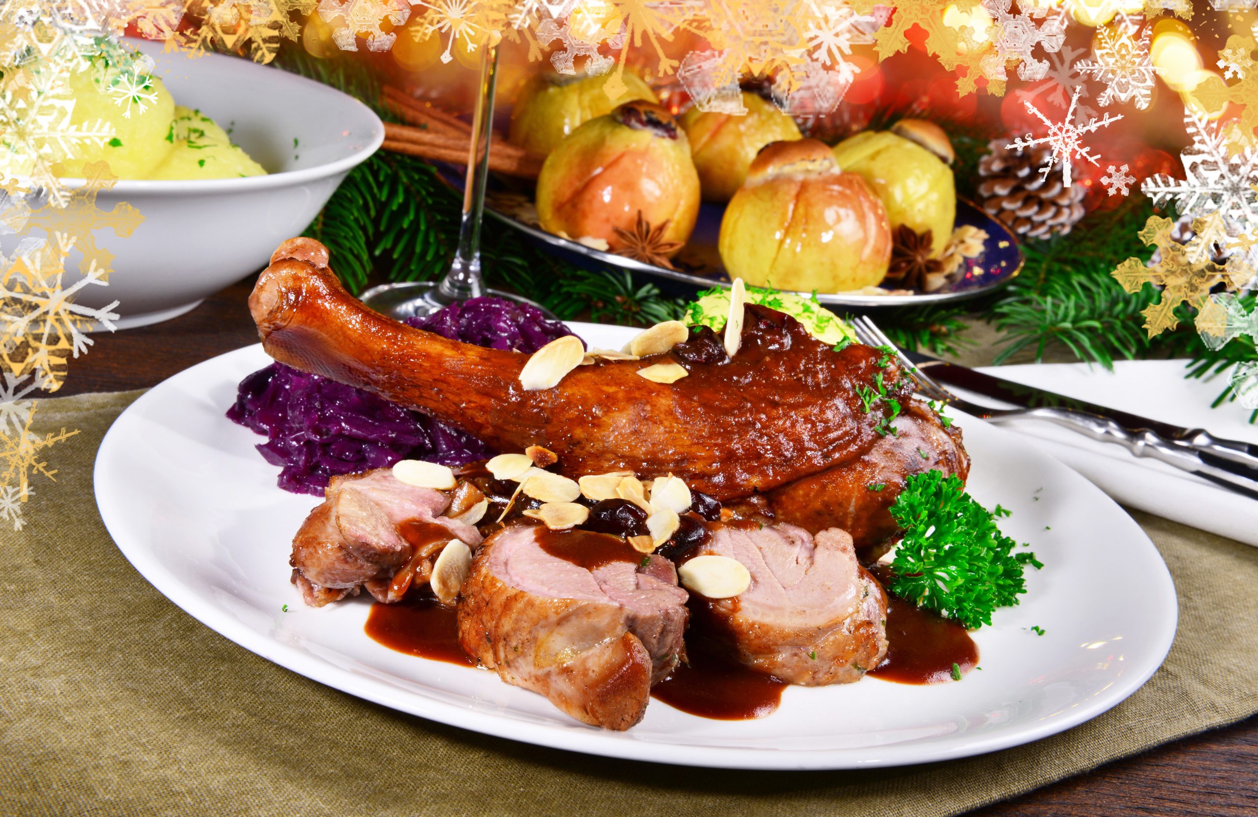 Gänsebraten mit weihnachtlicher Dekoration